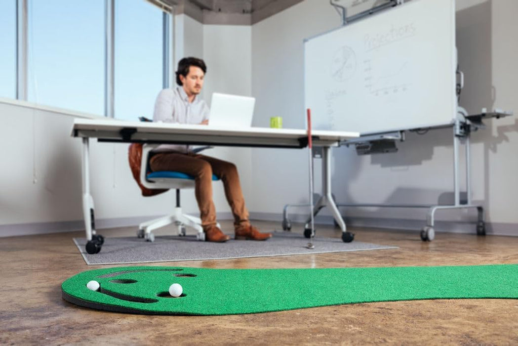 Par Three Golf Putting Green (3' x 9')