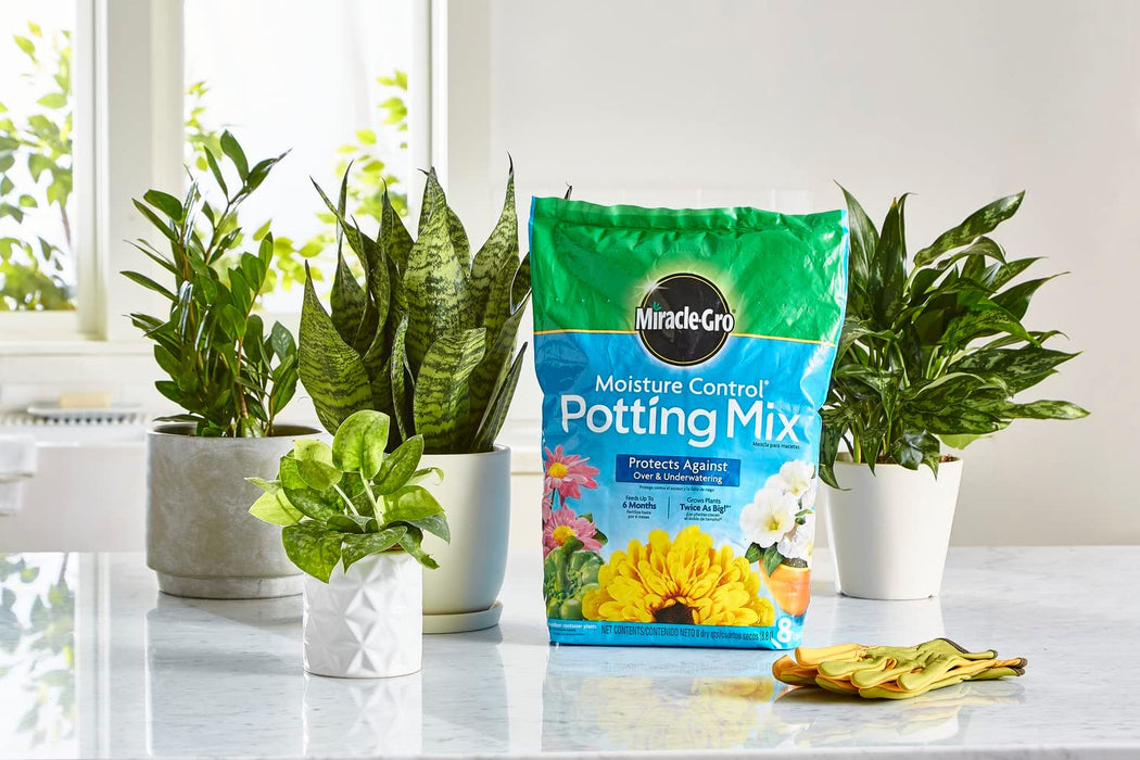 Miracle-Gro Moisture Control Potting Mix - Soil for Indoor & Outdoor Containers, Added Fertilizer Feeds up to 6 Months, 8 Qt.
