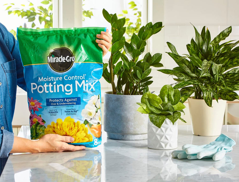 Miracle-Gro Moisture Control Potting Mix - Soil for Indoor & Outdoor Containers, Added Fertilizer Feeds up to 6 Months, 8 Qt.