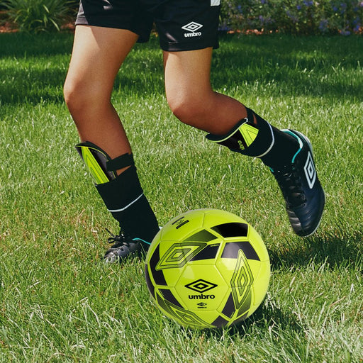 Umbro Ceramica Peewee Stirrup Soccer Shin Guards for Kids, Green