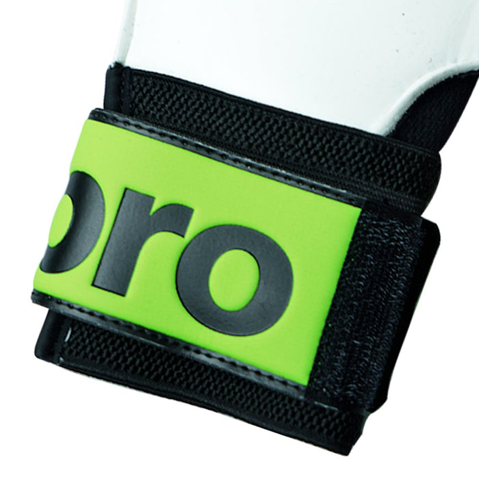 Umbro Junior Soccer Goalie Gloves, Green, 1 Pair, for Soccer Training, Medium Size, for Junior